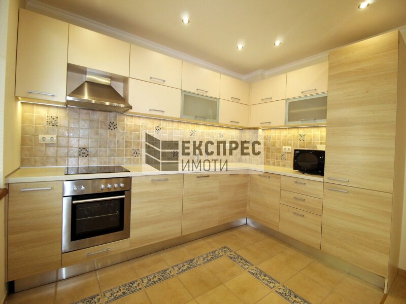 Луксозно Обзаведен Тристаен апартамент