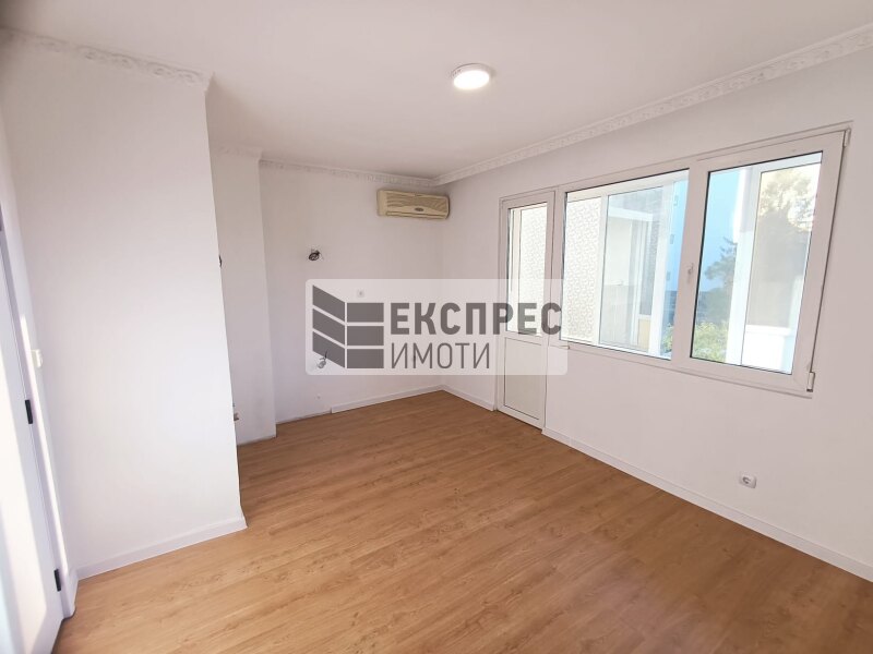 UNFURNISHED 1 bedroom apartment