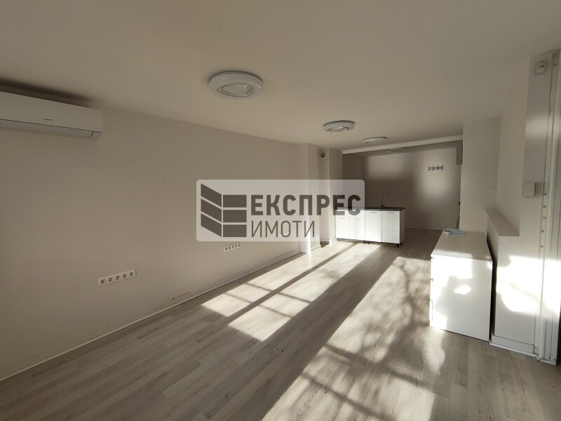 Необзаведен Търговско помещение