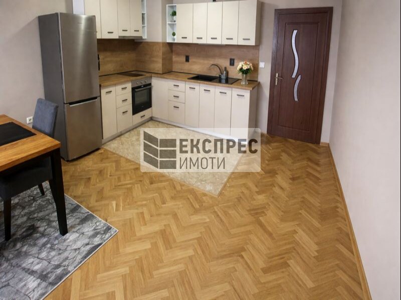 Тристаен апартамент Тристаен апартамент