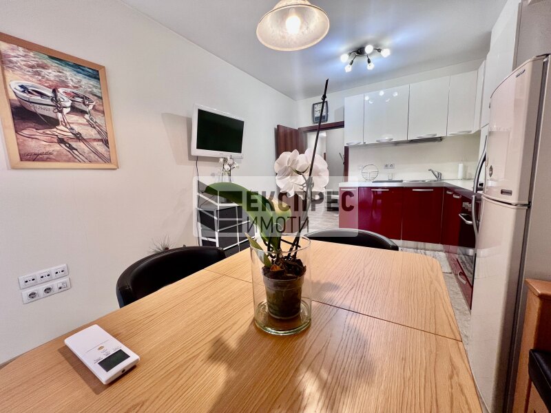 Möbliert, zwei Badezimmer 2 Schlafzimmer Wohnung