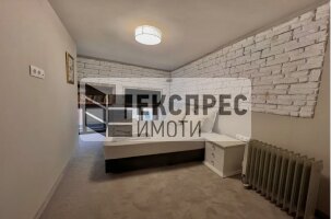 Furnished House, Center