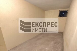 Необзаведен Тристаен апартамент, Конфуто