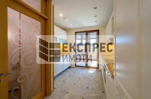 Luxury, Furnished 3 bedroom apartment, Red Square