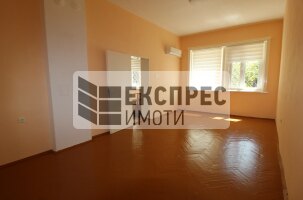 Полуобзаведен Офис, Център