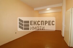 Полуобзаведен Офис, Център