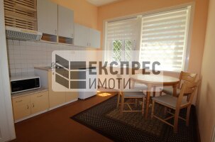 Полуобзаведен Офис, Център