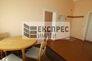 Полуобзаведен Офис, Център