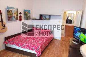 Обзаведен Тристаен апартамент, Лятно кино Тракия