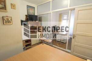 Обзаведен Офис, Център