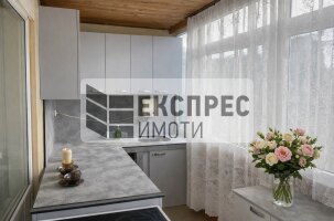 Тристаен апартамент Тристаен апартамент, Колхозен пазар