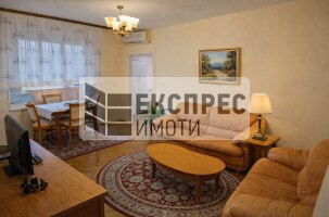 Тристаен апартамент Тристаен апартамент, Колхозен пазар