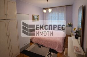 Тристаен апартамент Тристаен апартамент, Колхозен пазар