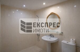 Тристаен апартамент Тристаен апартамент, Колхозен пазар