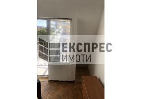 Полуобзаеден, Тристаен апартамент, Център