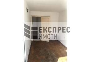 Полуобзаеден, Тристаен апартамент, Център