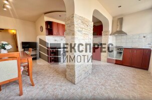 Обзаведен Тристаен апартамент, Лятно кино Тракия