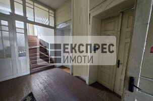 Офиси и заведение, два гаража Етаж от къща, Общината