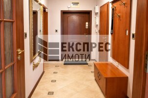 Обзаведен Тристаен апартамент, Погреби